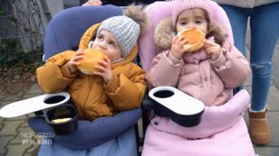Die Zwillinge bekommen fast täglich ein Milchbrötchen Die Zwillinge bekommen fast täglich ein Milchbrötchen
