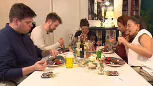 Zartbitter zertrümmern, dann gibt's innen Vollmilch! Zartbitter zertrümmern, dann gibt's innen Vollmilch!