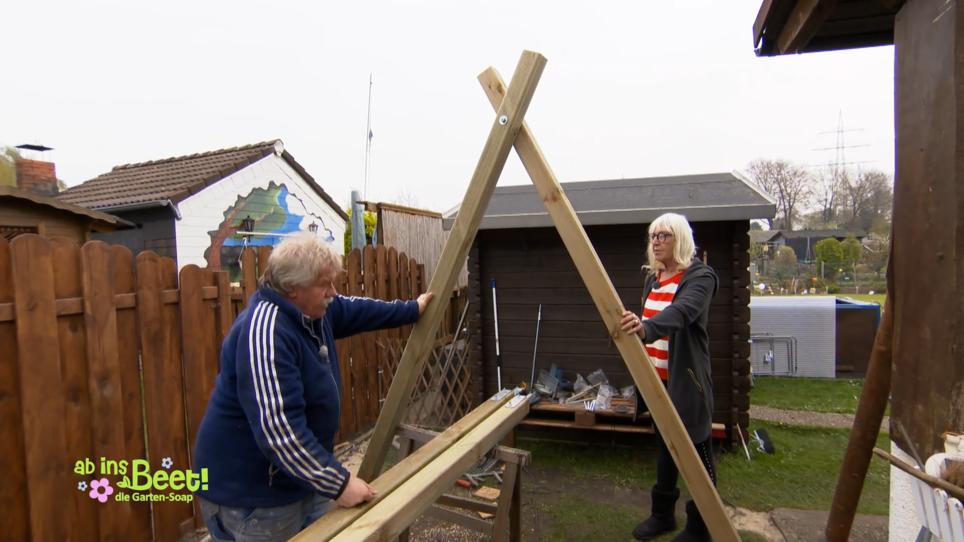 Erwin und Anne bauen eine Schaukel für die Enkelkinder Erwin und Anne bauen eine Schaukel für die Enkelkinder