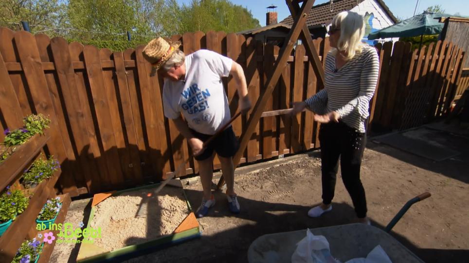 Erwin und Anne bauen auch noch einen Sandkasten Erwin und Anne bauen auch noch einen Sandkasten