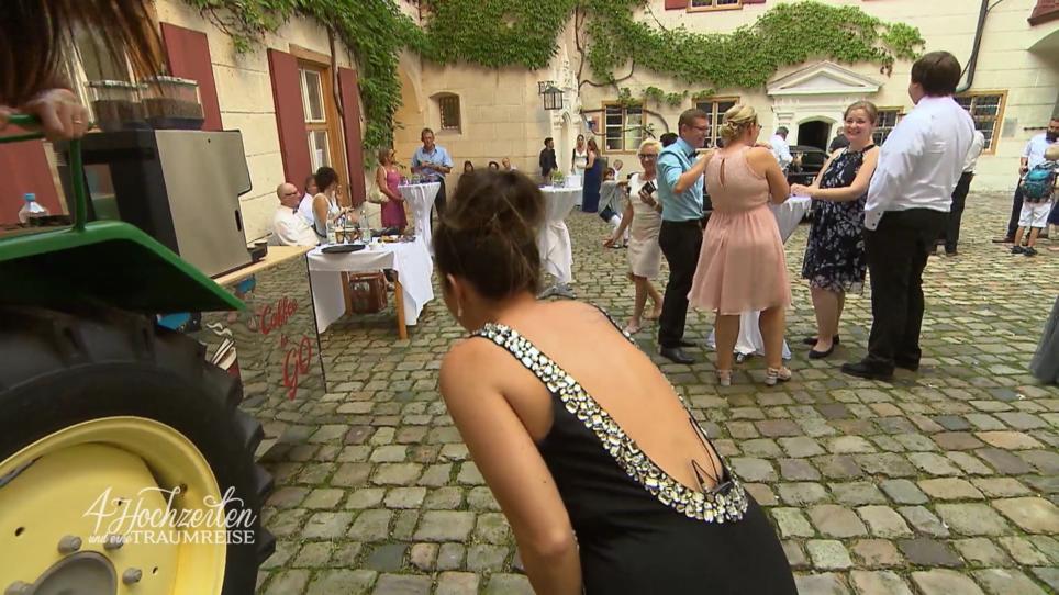 Stefanie und Josephine werden zu Stimmungskanonen Stefanie und Josephine werden zu Stimmungskanonen