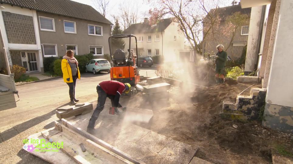 Claus' Rücken ist immernoch verhärtet. Claus' Rücken ist immernoch verhärtet.