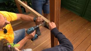 Rüdiger baut mit Hilfe seiner Sohne ein Baumhaus für Emil Rüdiger baut mit Hilfe seiner Sohne ein Baumhaus für Emil