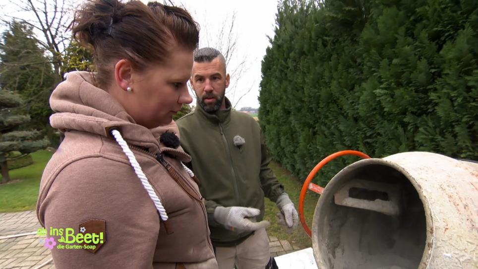 Steffi fuchst sich in die Zementkonsistenz ein Steffi fuchst sich in die Zementkonsistenz ein