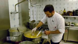 Steffen Henssler versucht die Farbe der Suppe zu treffen Steffen Henssler versucht die Farbe der Suppe zu treffen