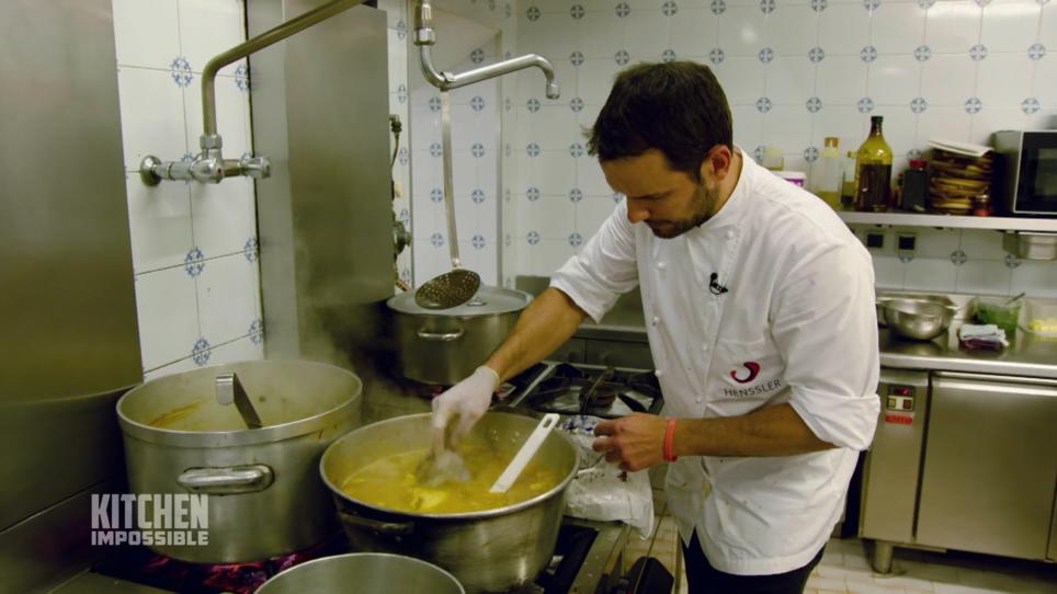 Steffen Henssler versucht die Farbe der Suppe zu treffen Steffen Henssler versucht die Farbe der Suppe zu treffen