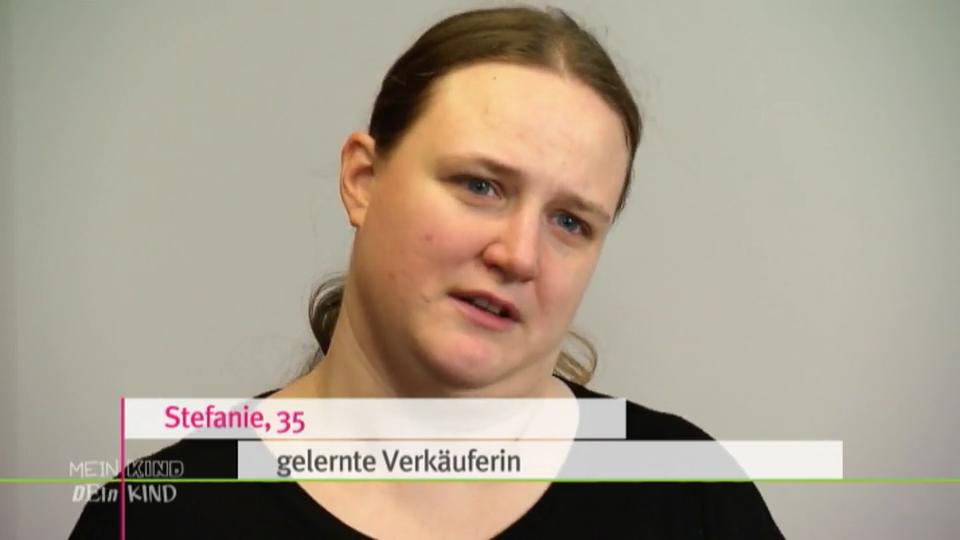Mama Stefanie hat Zweifel an den Tischregeln Mama Stefanie hat Zweifel an den Tischregeln
