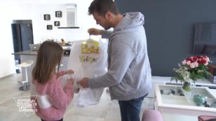 Tochter Monica macht sich besonders hübsch Tochter Monica macht sich besonders hübsch