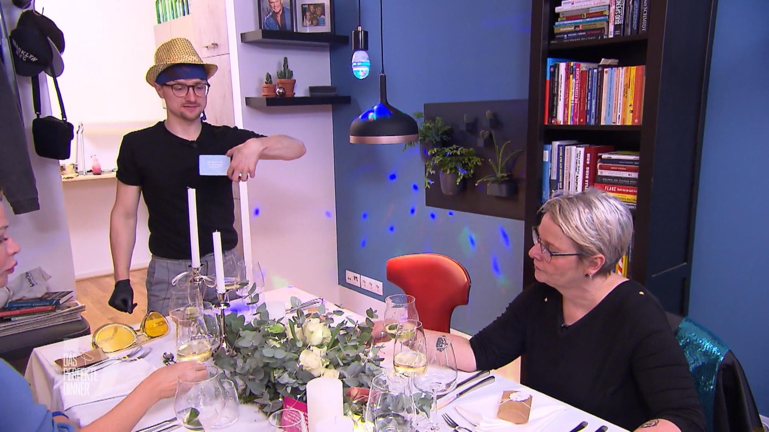Oliver überrascht seine Gäste mit kleinen Quiz-Kärtchen Oliver überrascht seine Gäste mit kleinen Quiz-Kärtchen