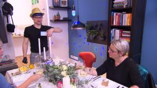 Oliver überrascht seine Gäste mit kleinen Quiz-Kärtchen Oliver überrascht seine Gäste mit kleinen Quiz-Kärtchen