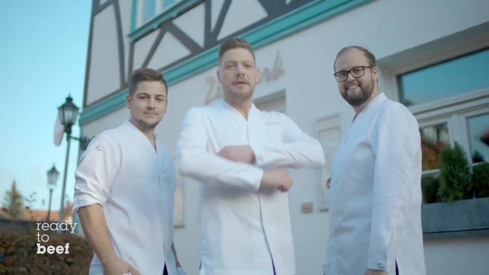 Das ist Robin Pietsch mit seinem Team Das ist Robin Pietsch mit seinem Team