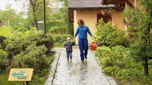 Nach der Schicht kümmert sich Melanie um ihren Sohn Nach der Schicht kümmert sich Melanie um ihren Sohn