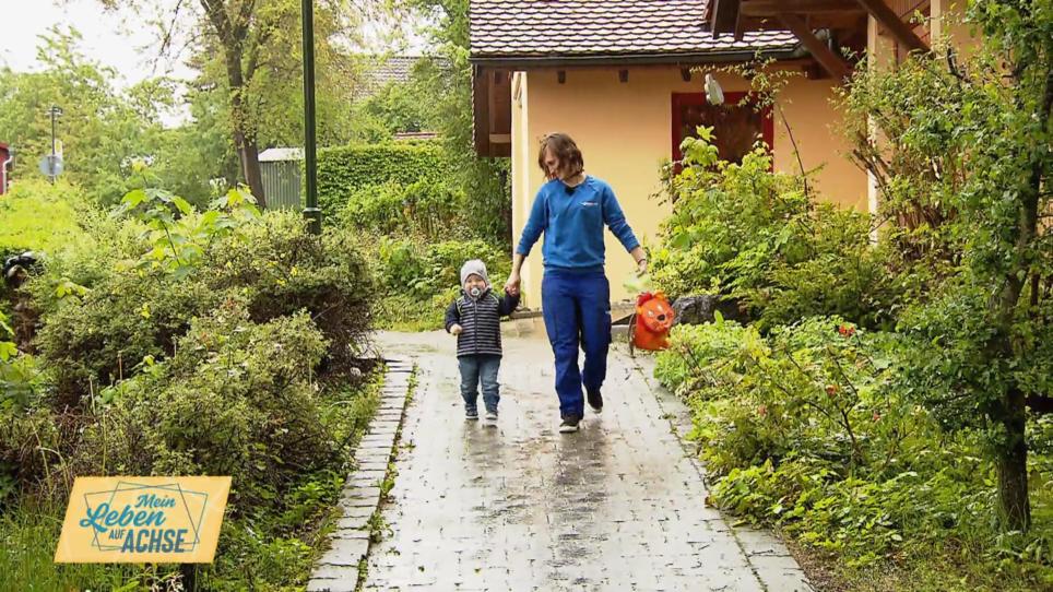 Nach der Schicht kümmert sich Melanie um ihren Sohn Nach der Schicht kümmert sich Melanie um ihren Sohn