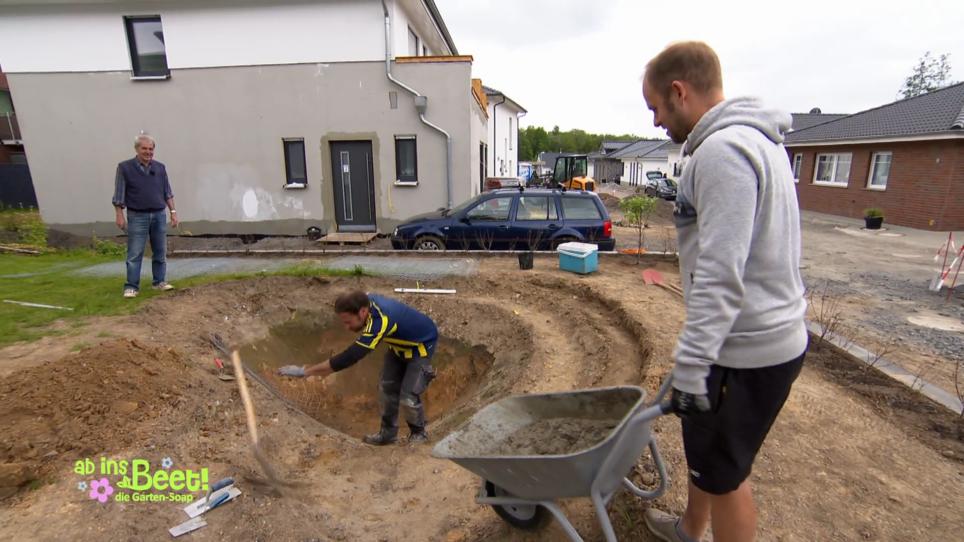 Claus' Plan geht auf. Er freut sich! Claus' Plan geht auf. Er freut sich!