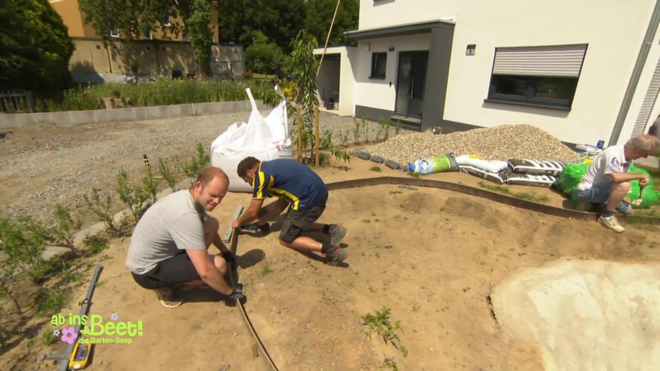 Während der Arbeit wird über den Job geredet Während der Arbeit wird über den Job geredet