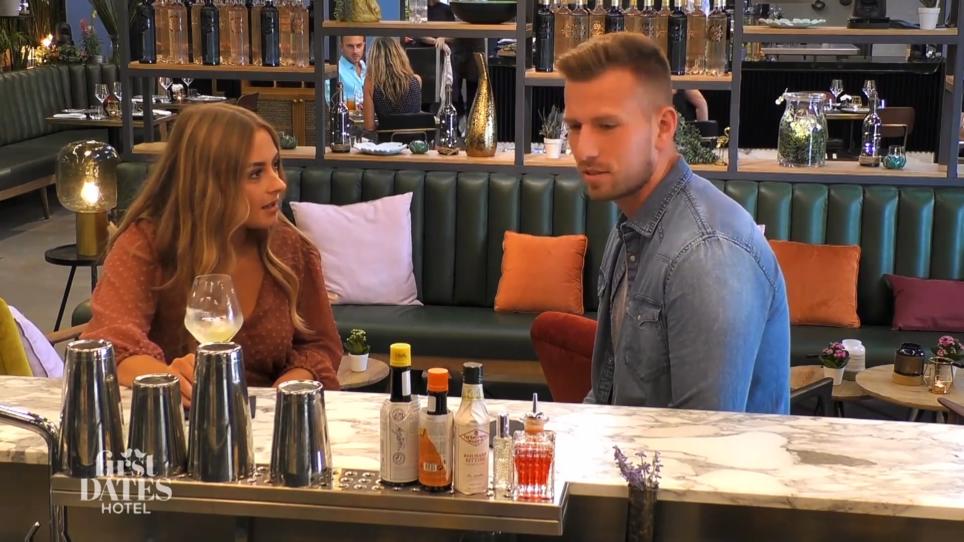 Franzi möchte Lukas auflockern Franzi möchte Lukas auflockern