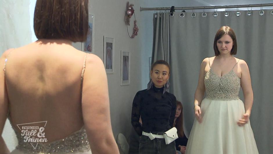Corinna möchte ein Kleid leihen Corinna möchte ein Kleid leihen