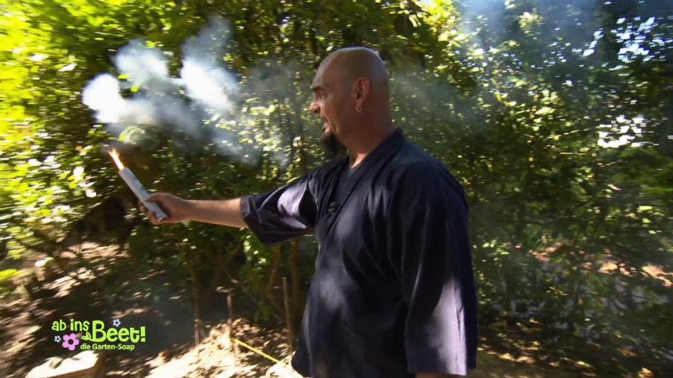 Peter räuchert die bösen Ratten weg Peter räuchert die bösen Ratten weg
