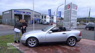 In Eitorf guckt sich Panagiota einen Mercedes SLK an In Eitorf guckt sich Panagiota einen Mercedes SLK an