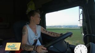 LKW-Fahrerin Cindy ist auf dem Weg in eine Kiesgrube LKW-Fahrerin Cindy ist auf dem Weg in eine Kiesgrube