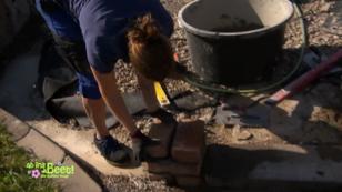 Vera und Laura bauen eine Feuerstelle in den Garten Vera und Laura bauen eine Feuerstelle in den Garten