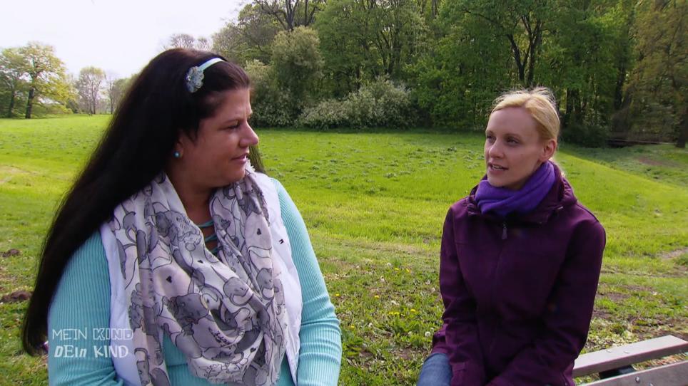Stefanie und Tanja tauschen ihre Eindrücke aus Stefanie und Tanja tauschen ihre Eindrücke aus