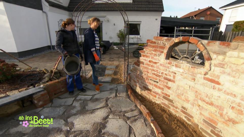 Aus fehlenden Steinen ist jetzt ein Beet geworden Aus fehlenden Steinen ist jetzt ein Beet geworden