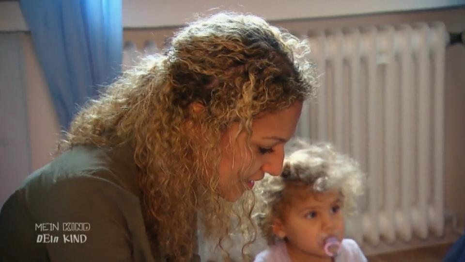 Melanie teilt sich die Erziehung mit ihrer Mutter Melanie teilt sich die Erziehung mit ihrer Mutter