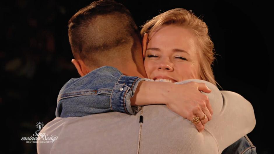 MoTrip übergibt die Kalimba an Ilse DeLange MoTrip übergibt die Kalimba an Ilse DeLange