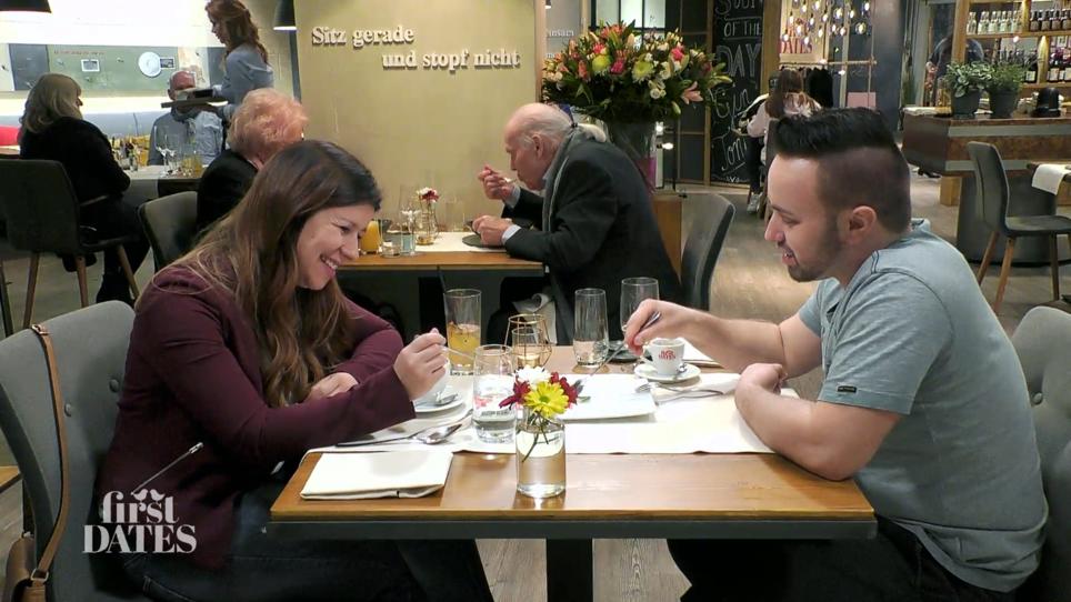 Josef zeigt sich beim geteilten Dessert spendabel Josef zeigt sich beim geteilten Dessert spendabel