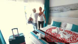 Auf Tina und Anja wartet ein tolles Hotelzimmer Auf Tina und Anja wartet ein tolles Hotelzimmer