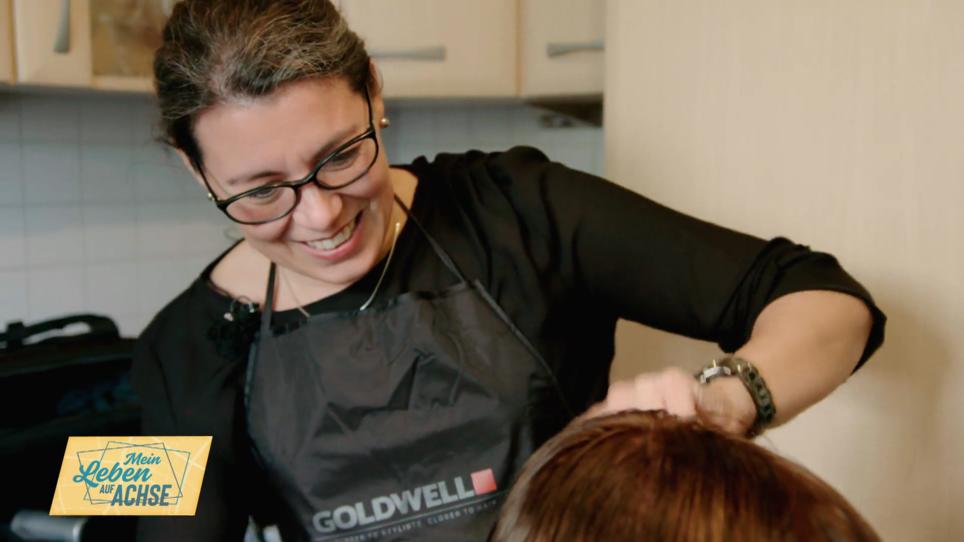 Friseurmeisterin Lina bereitet sich auf ihren Tag vor Friseurmeisterin Lina bereitet sich auf ihren Tag vor