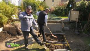 Björn und Stefan beginnen den Teichbau Björn und Stefan beginnen den Teichbau
