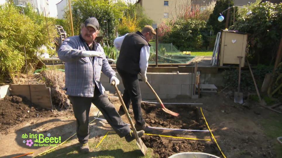 Jetzt wird gebuddelt! Björn und Stefan beginnen den Teichbau Jetzt wird gebuddelt! Björn und Stefan beginnen den Teichbau