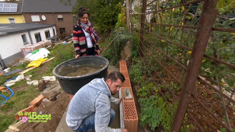 Ein Sichtschutz muss her. Sandra will sich ungesehen sonnen Ein Sichtschutz muss her. Sandra will sich ungesehen sonnen