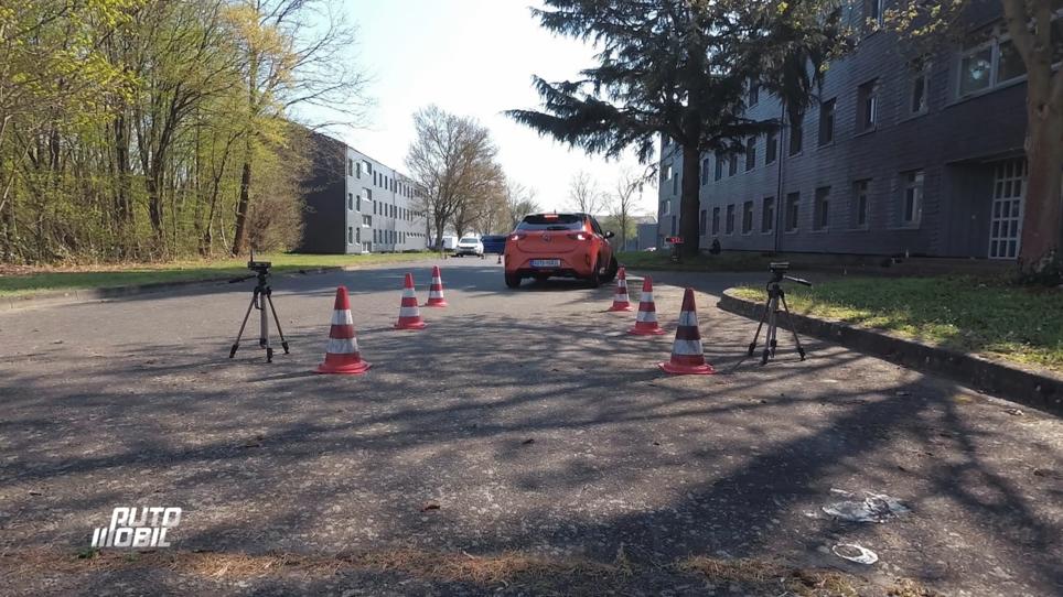 Albert testet die Autos in einem Hindernisparkour Albert testet die Autos in einem Hindernisparkour