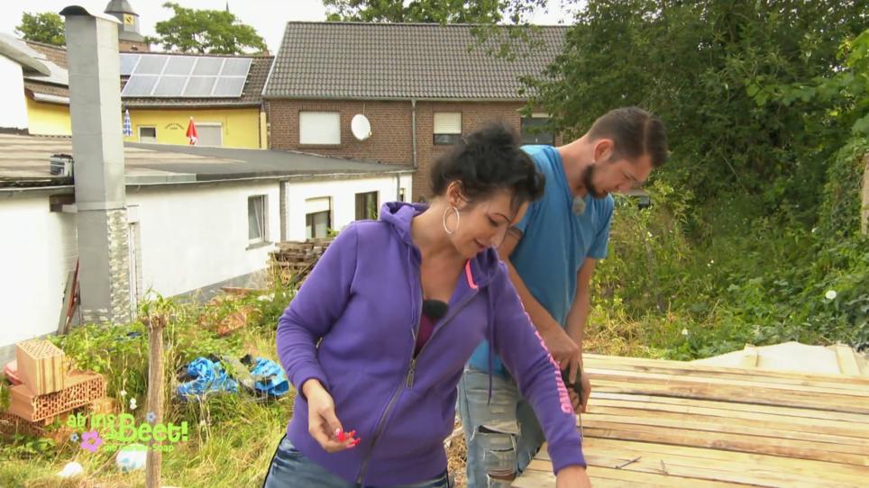 Nach dem Verputzen wird jetzt die Terasse mit Holz gebaut Nach dem Verputzen wird jetzt die Terasse mit Holz gebaut