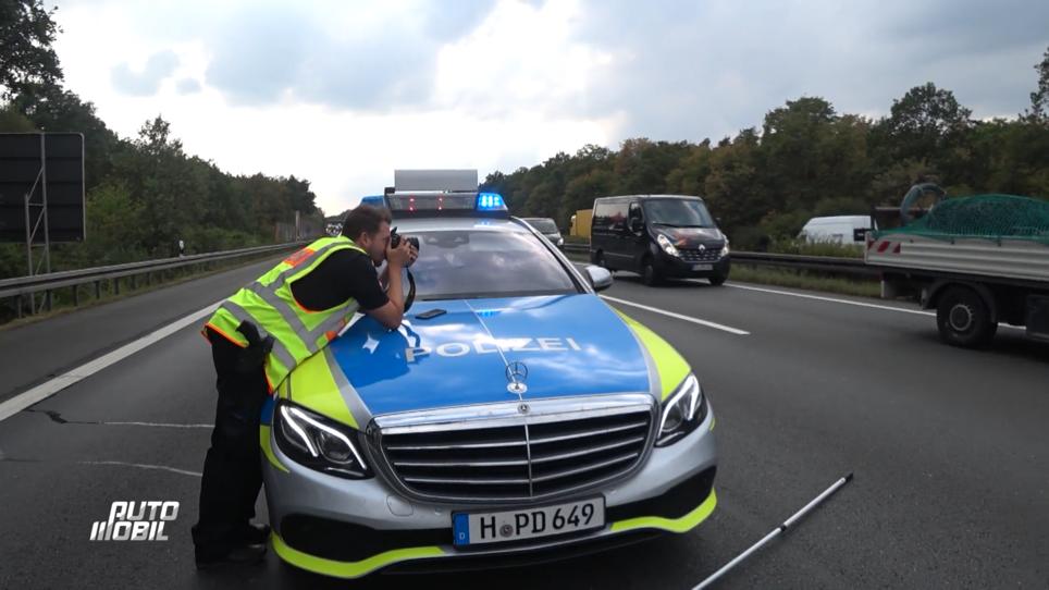 Die Polizei ist im Einsatz auf der Autobahn Die Polizei ist im Einsatz auf der Autobahn