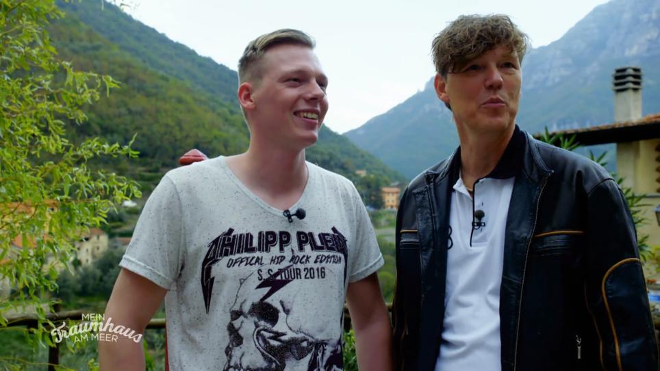 Vater und Sohn suchen ein Traumhaus für 5 Personen Vater und Sohn suchen ein Traumhaus für 5 Personen