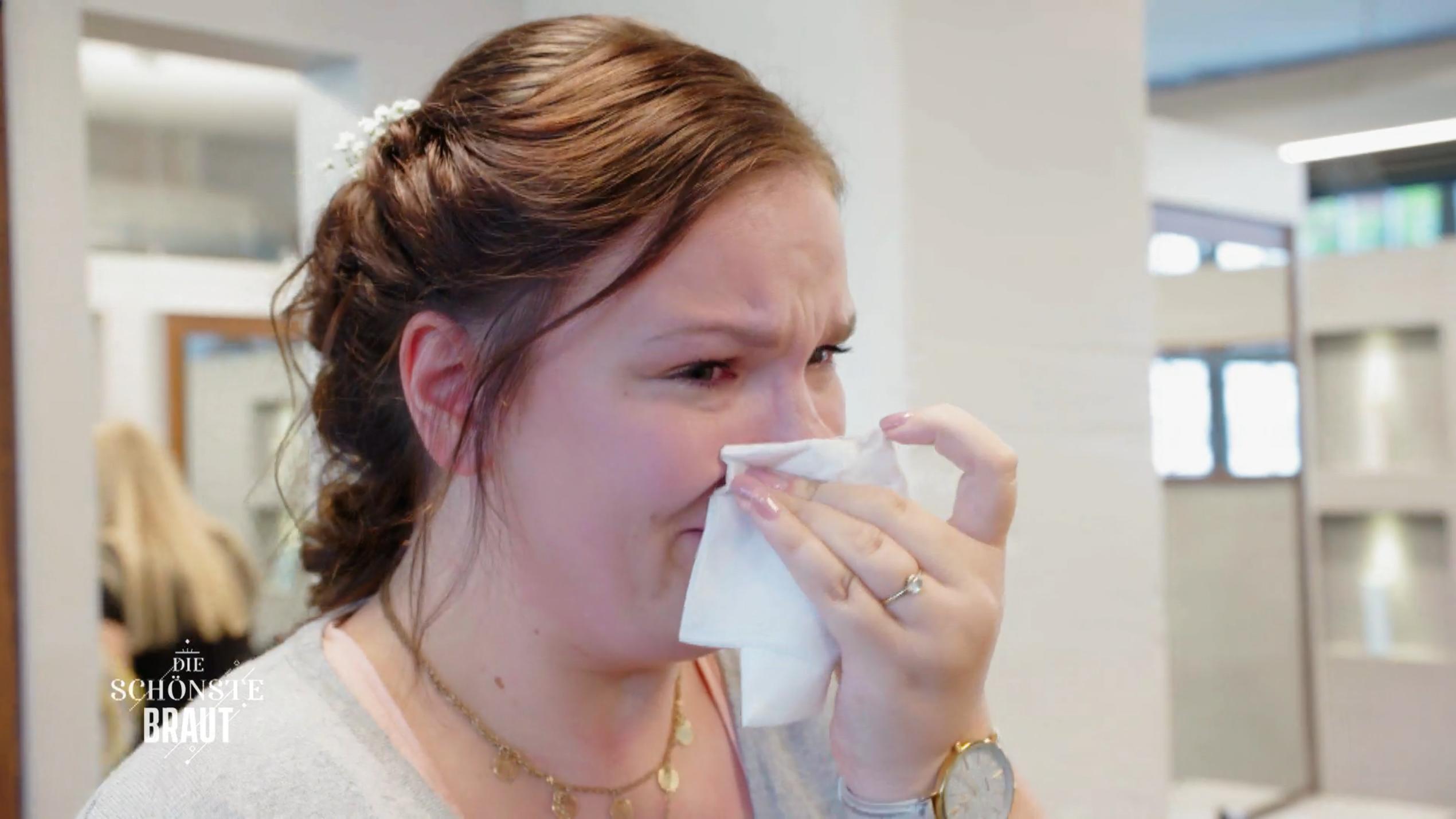 Ihre Frisur bringt Anna zum Weinen Ihre Frisur bringt Anna zum Weinen