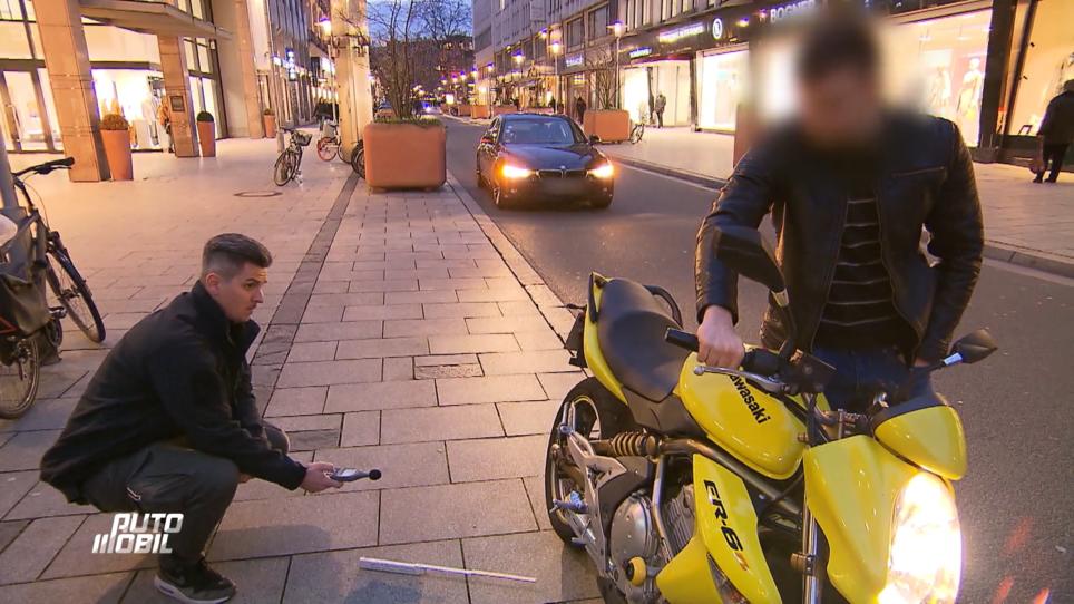 Ein Motorradfahrer fällt wegen starkem Beschleunigen auf Ein Motorradfahrer fällt wegen starkem Beschleunigen auf