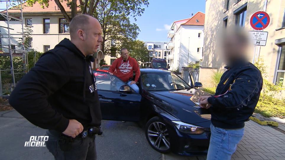 Ein Motorradfahrer fährt viel zu schnell Ein Motorradfahrer fährt viel zu schnell