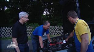 Spontane Reparatur auf einer Raststätte Spontane Reparatur auf einer Raststätte