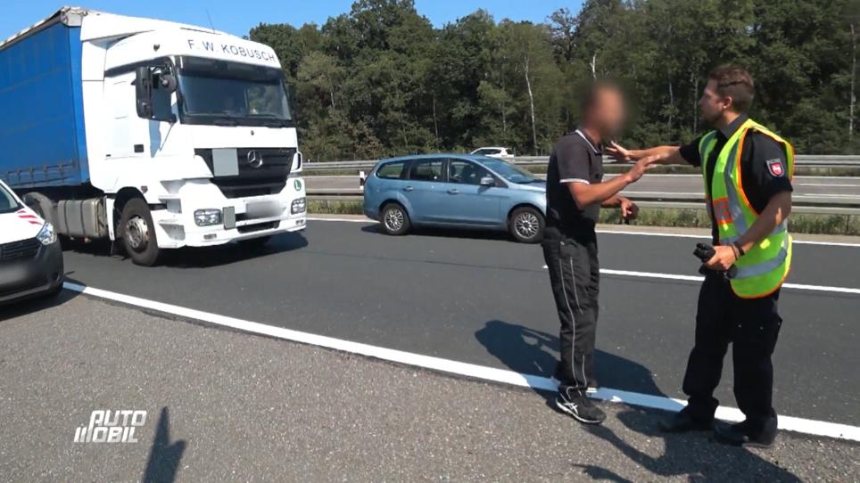 Mann räumt Fahrbahn auf und wird fast überrollt! Mann räumt Fahrbahn auf und wird fast überrollt!