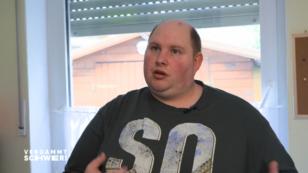 Daniels Übergewicht ist wie ein Fettpanzer Daniels Übergewicht ist wie ein Fettpanzer