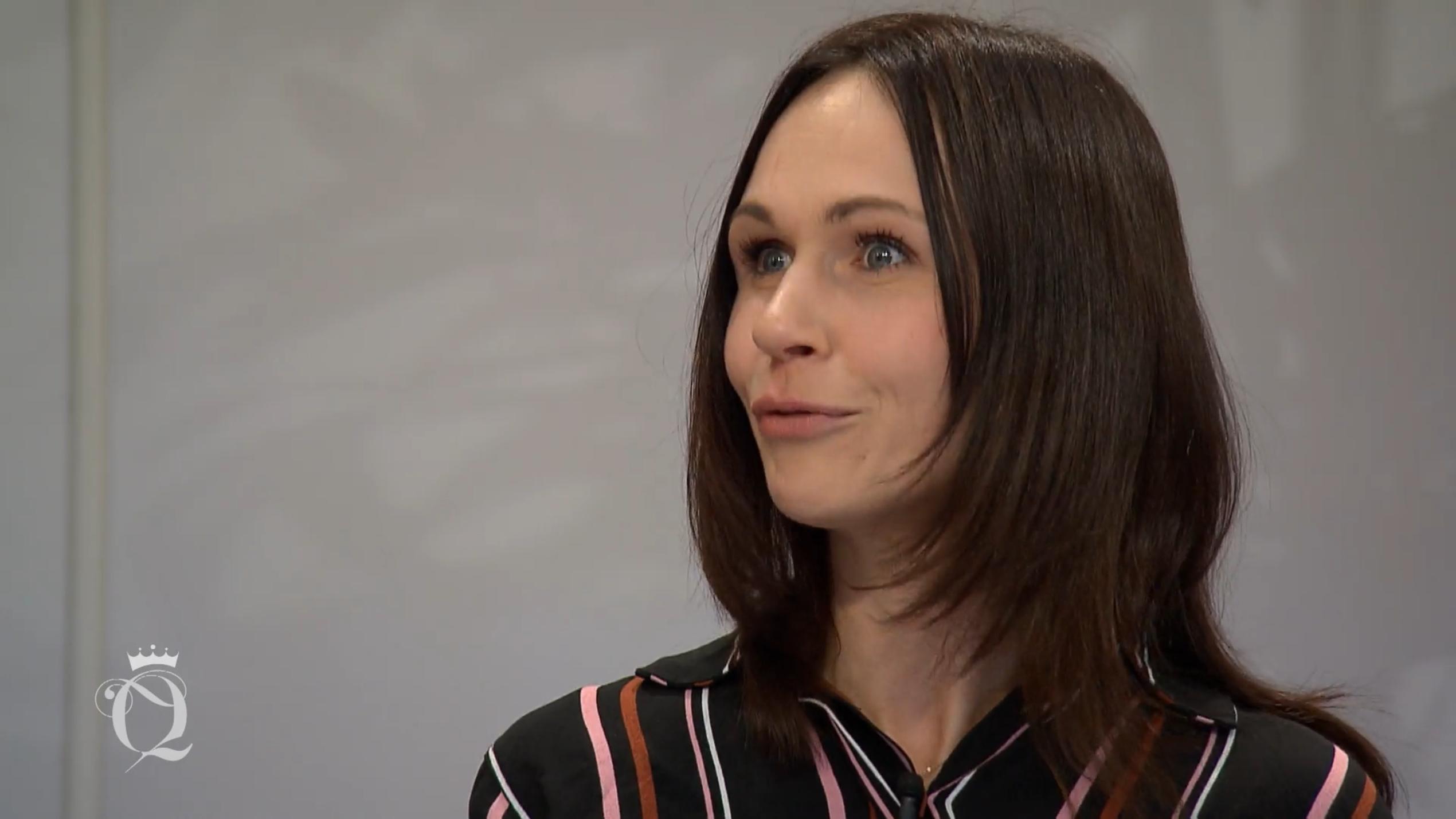 Anja ist hin und weg von Innas neonpinkem Pulli Anja ist hin und weg von Innas neonpinkem Pulli