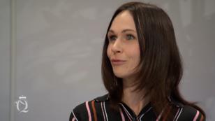 Anja ist hin und weg von Innas neonpinkem Pulli Anja ist hin und weg von Innas neonpinkem Pulli