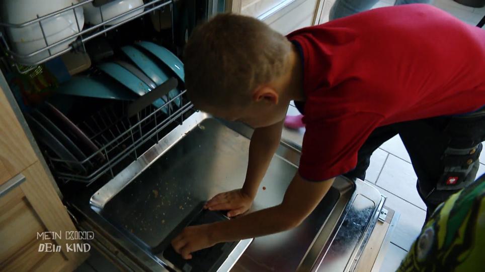 Julias Kinder müssen im Haushalt mit anpacken Julias Kinder müssen im Haushalt mit anpacken