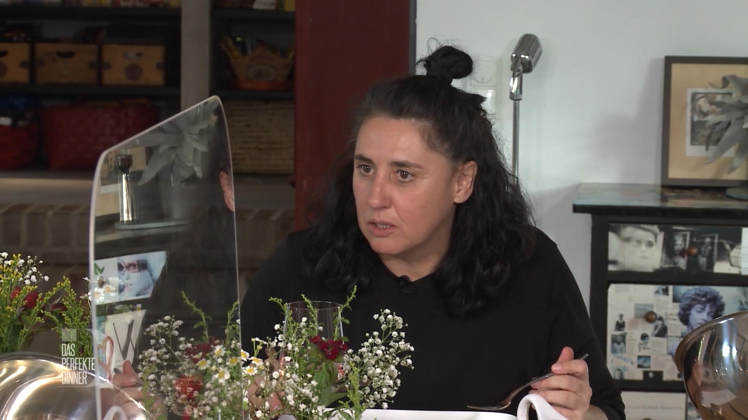 Anne serviert eine mutige Zutat Anne serviert eine mutige Zutat