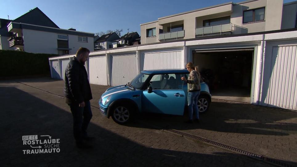 Panagiota schaut sich einen Mini One an Panagiota schaut sich einen Mini One an